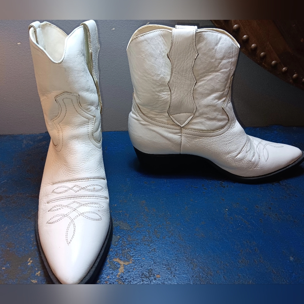 Two lips cowboy bootie